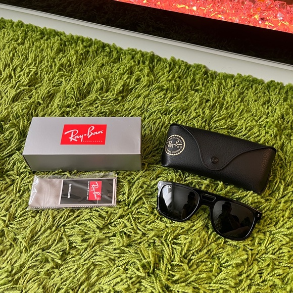 Ray-Ban Black Wayfarer Sunglasses - Picture 1 of 6